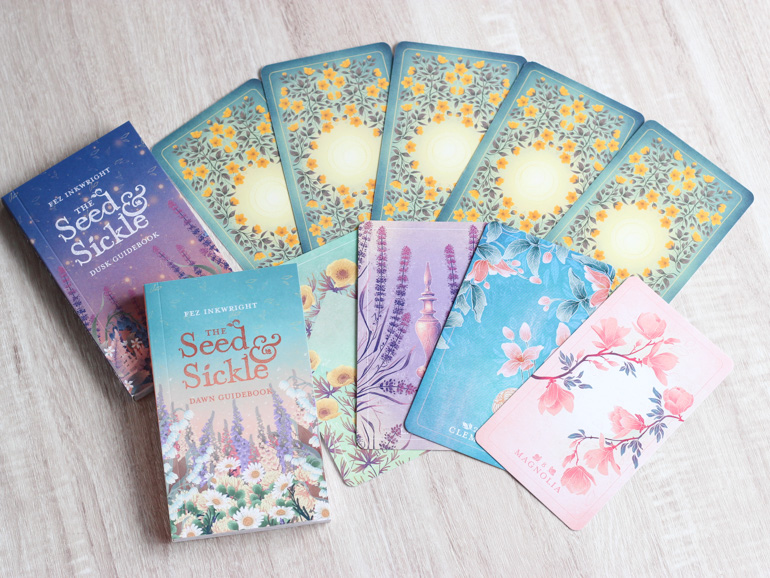 The Seed and Sickle Oracle Deckの解説書とカード