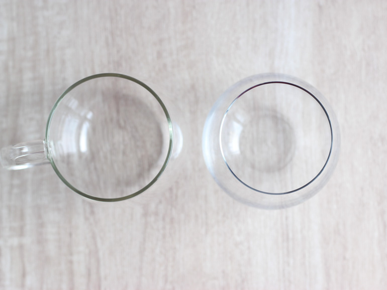 ダイソーのグラスと厚みの比較