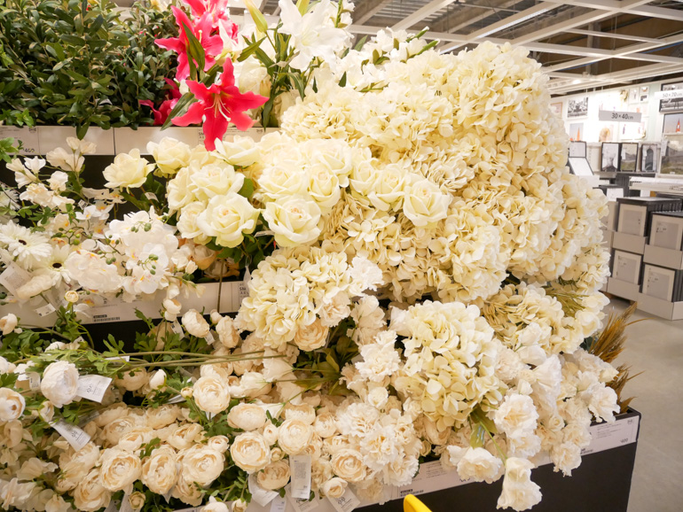 白い紫陽花や薔薇が並ぶIKEAの造花コーナー