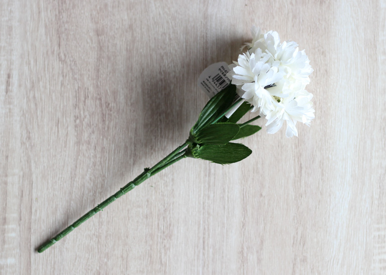 白い矢車菊の造花「やぐるまブッシュ」