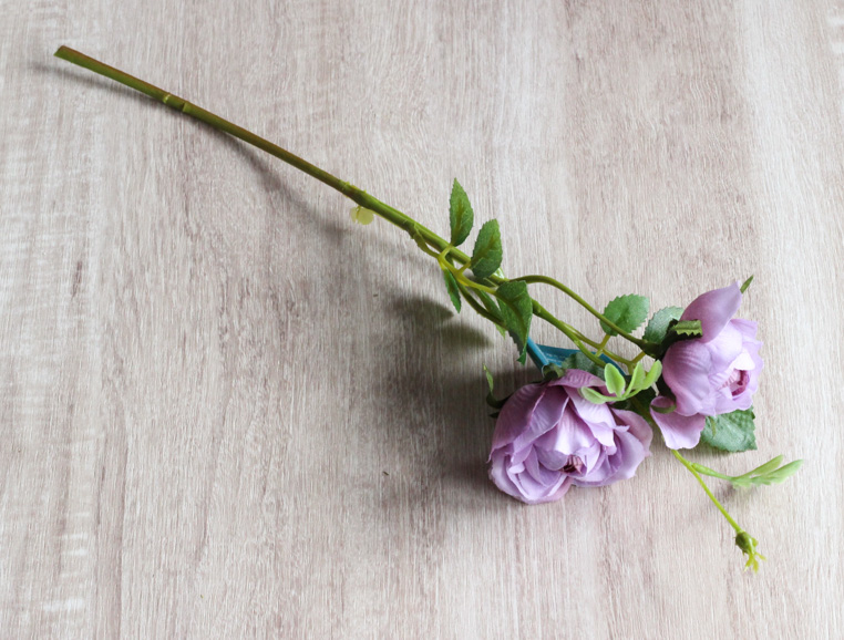 紫色の薔薇の造花「クシュリア ミルフィーユローズスプレー」
