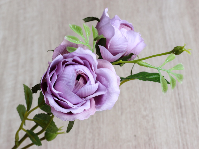 紫色の薔薇の造花のアップ
