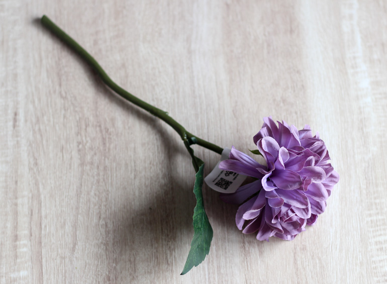 ダリアと思われる紫色の造花