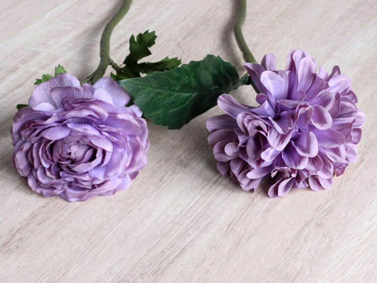 ダリアとピオニーと思われる紫色の造花